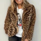 Fluffig kort jacka för kvinnor med leopardmönster