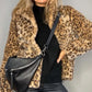 Fluffig kort jacka för kvinnor med leopardmönster
