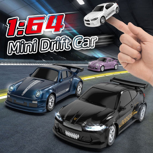🔥50% Rabatt + Begränsat Antal! 🚗 1:64 Stationär 4WD Mini Drift RC Bil – Perfekt för Inomhus, Familjtävling & Samling 🎮🏁 | 2.4G RC, Ljuseffekter & Type-C Laddning ✨